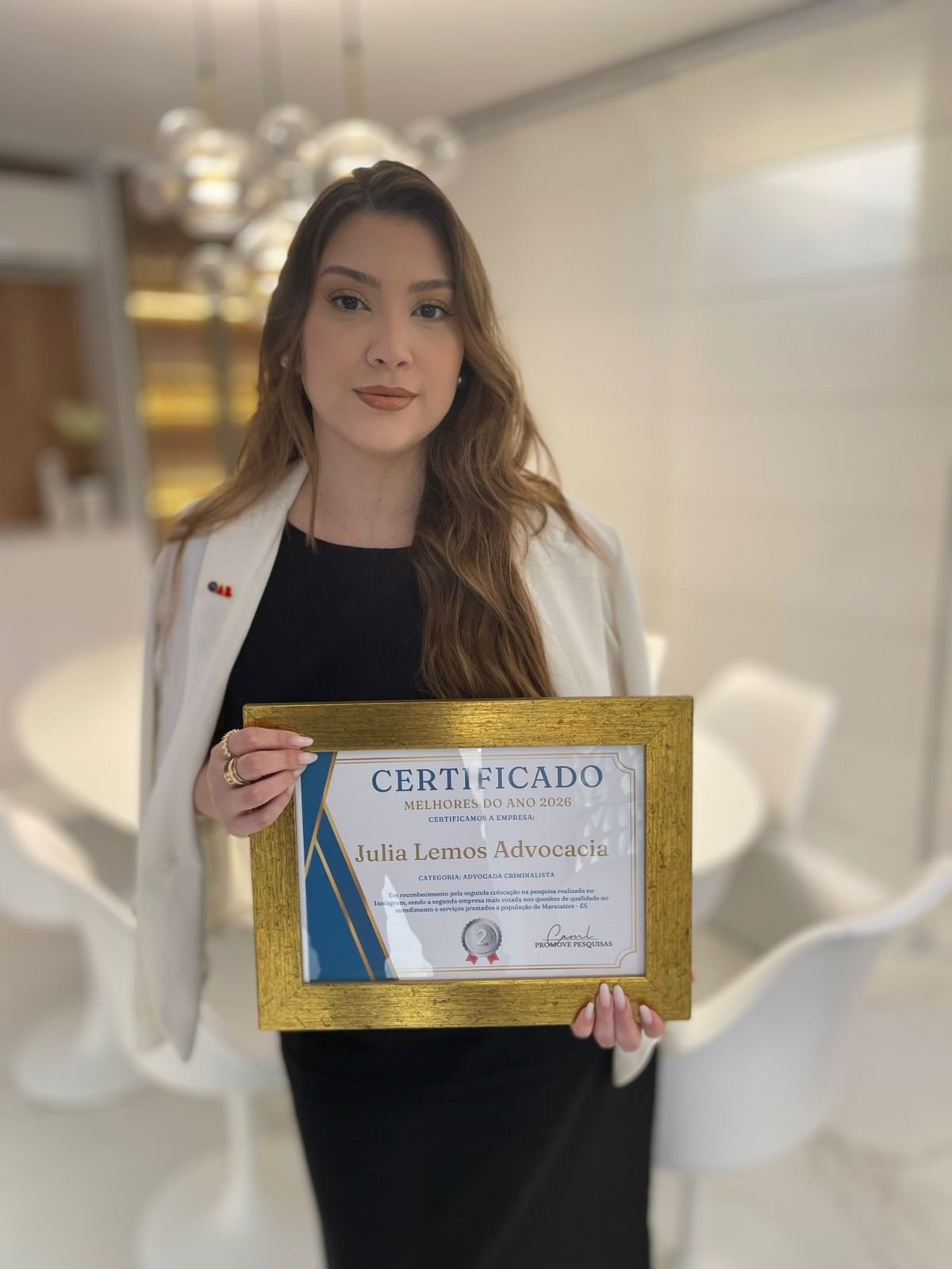Julia Lemos com o certificado Melhores do Ano 2026
